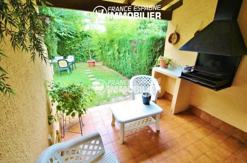 immo roses espagne: villa ref.2824, terrasse avec barbecue donnant sur le jardin