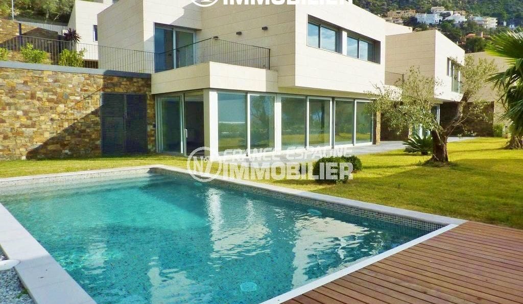 agence immobiliere rosas: villa ref.2392, vue sur la façade, piscine et jardin de 620 m²