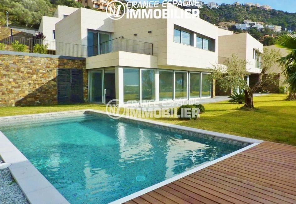 agence immobiliere rosas: villa ref.2392, vue sur la façade, piscine et jardin de 620 m²