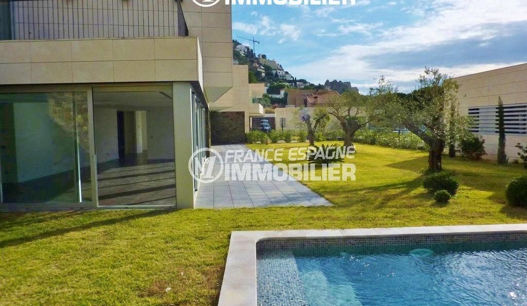 Immobiliària Espanya Costa Brava: Vila ref.2392, visió general de l'accés exterior a la sala d'estar i terrassa
