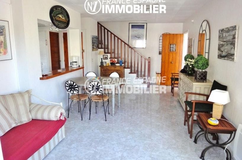 roses immobilier: villa 133 m², salon / séjour avec cuisine semi ouverte, étage escalier