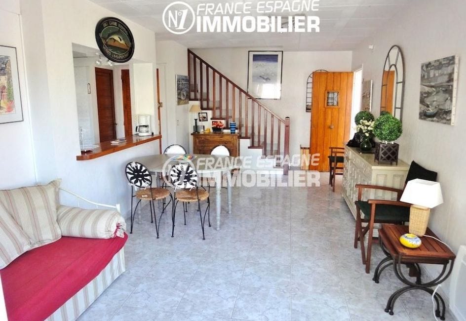 roses immobilier: villa 133 m², salon / séjour avec cuisine semi ouverte, étage escalier