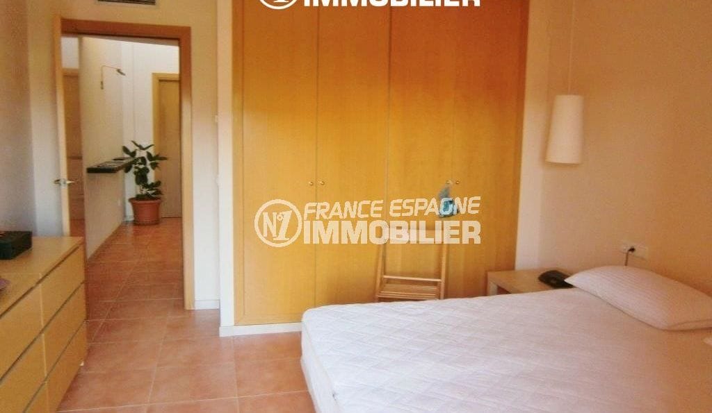 n1immobilier: villa ref.1970, first bedroom with double bed and storage space