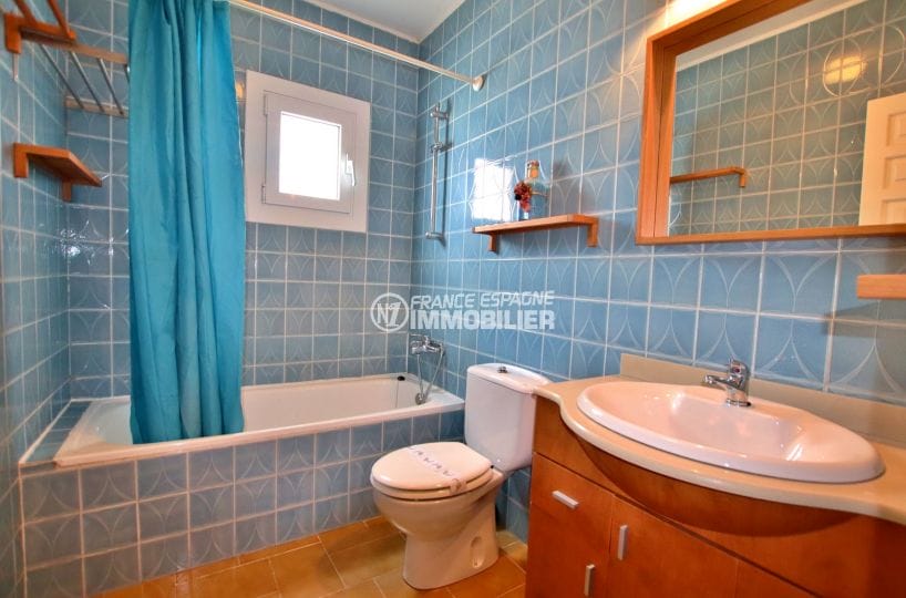 immo roses: villa 2 chambres 75 m², salle de bain avec baignoire et toilettes