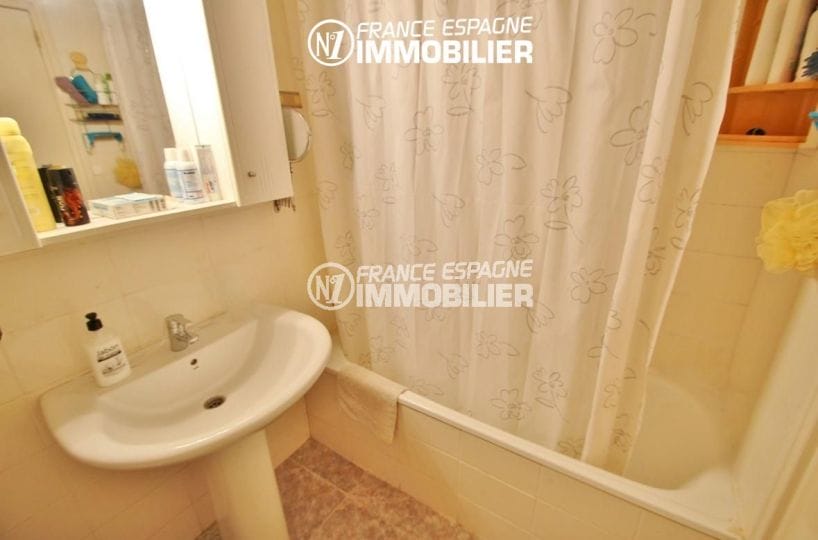 vente immobilier rosas espagne: villa ref.2824, salle de bains avec lavabo et rangements