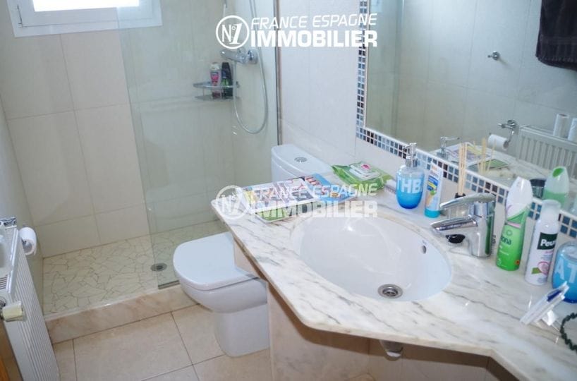 costa brava immobilier: villa ref.2287, salle d'eau avec douche, meuble vasque et wc