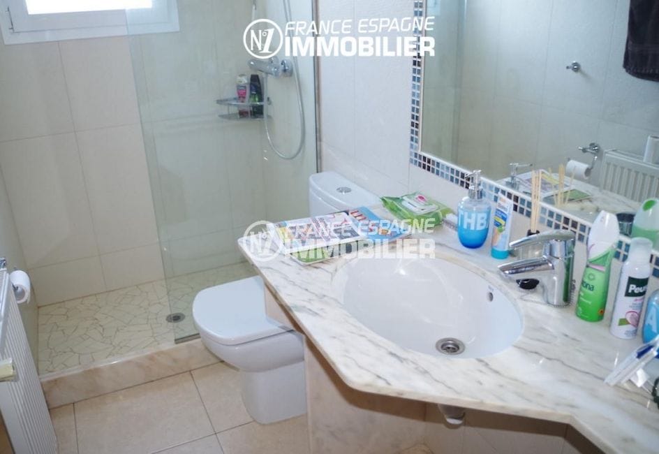 costa brava immobilier: villa ref.2287, salle d'eau avec douche, meuble vasque et wc