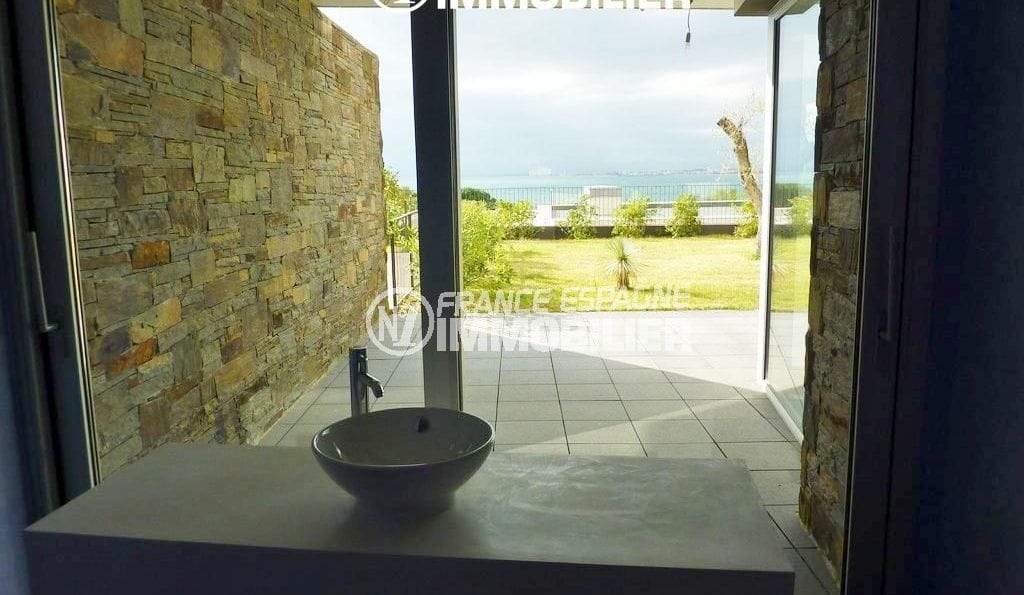 immo center rosas: villa ref.2392, meuble avec vasque accès terrasse, vue mer