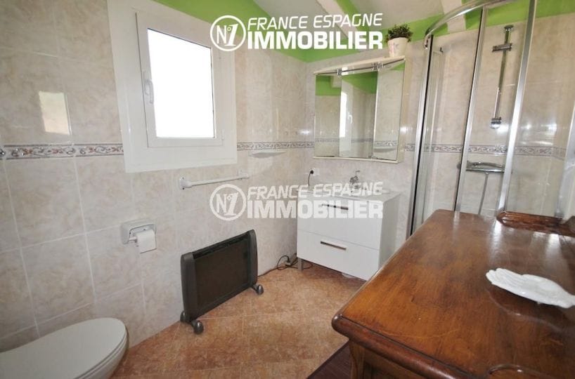 immo center rosas: villa ref.3143, salle d'eau avec cabine de douche, wc, vasque et rangements