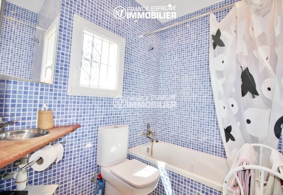 achat maison en espagne costa brava, 150 m², 2° salle de bain avec baignoire et wc