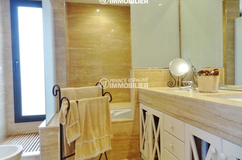 n1immobilier: villa ref.2482, salle de bains: baignoire hydromassage + douche, vasques