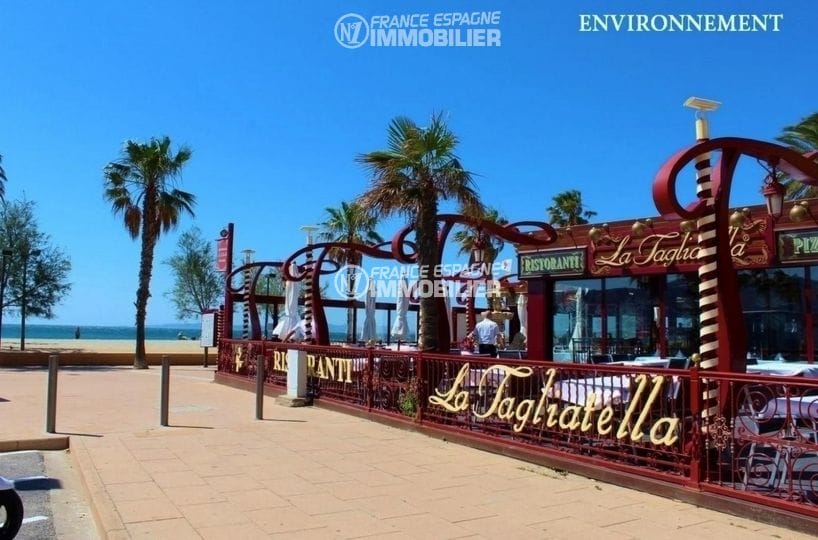 terrasse de restaurants près de la plage aux environs