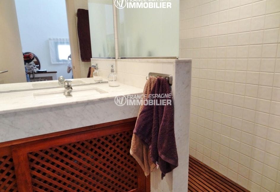 costa brava immobilier: villa ref.2482, salle d'eau avec douche et meuble vasque, wc