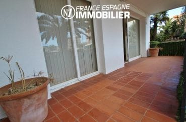 immo rosas: appartement ref.2830, avec terrasse et parking, proche plage et commerces