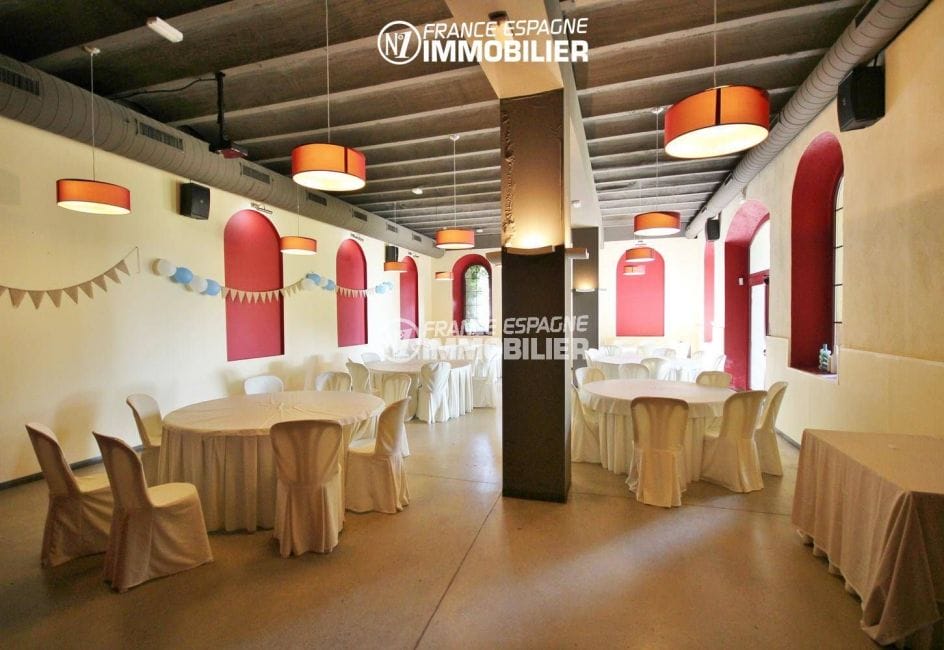costa brava immobilier: commerce à palau, salle de réception du restaurant avec nombreuses tables
