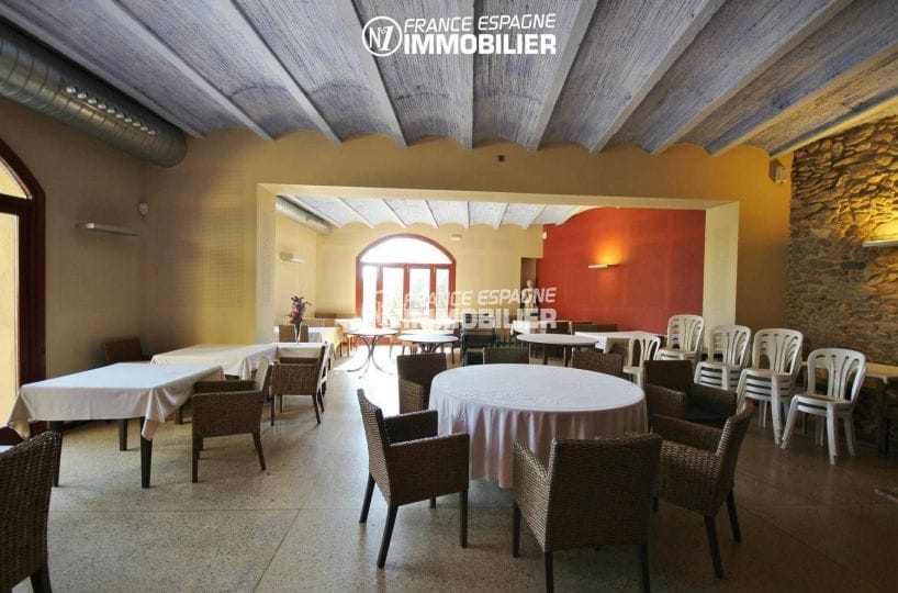 habitaclia rosas: commerce à 1341 m², salle principale du restaurant avec nombreuses tables accès terrasse