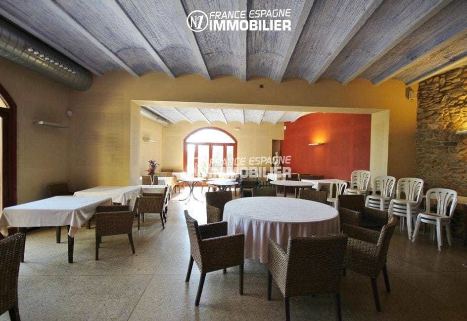 habitaclia rosas: commerce à 1341 m², salle principale du restaurant avec nombreuses tables accès terrasse