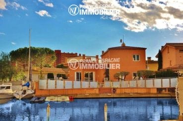 immo roses: villa ref.2826, vue sur le canal avec amarre, piscine et garage privé