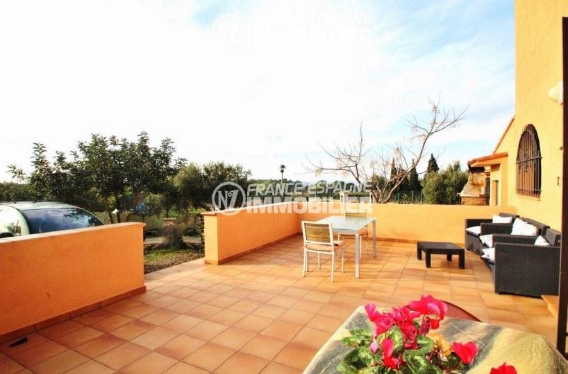 immo roses espagne: villa ref.2772, grande terrasse avec accès parking cour intérieure