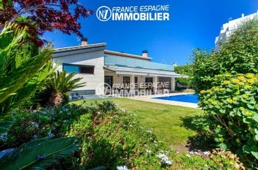 immo rosas: villa ref.3220, canal view with 22 m mooring, pool, garden