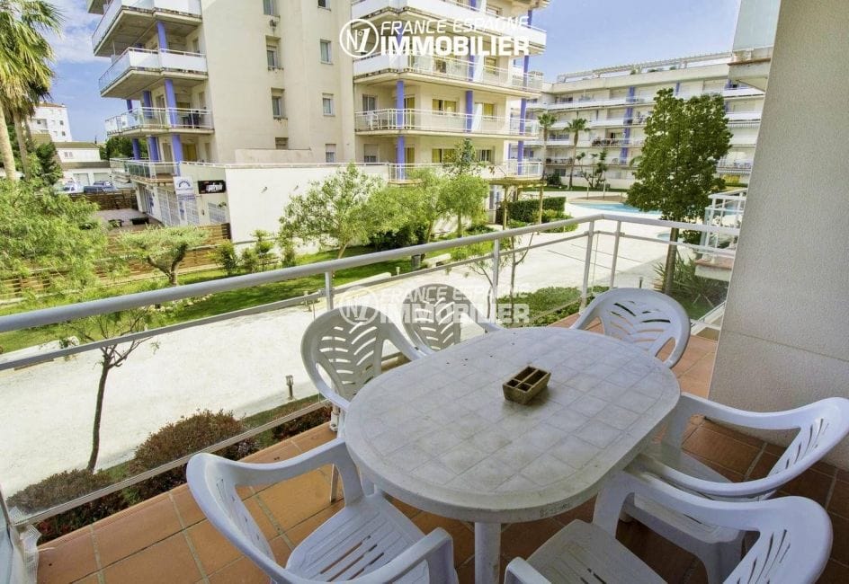 appartement costa brava, ref.3301, aperçu de la terrasse 14 m² et piscine en arrière plan