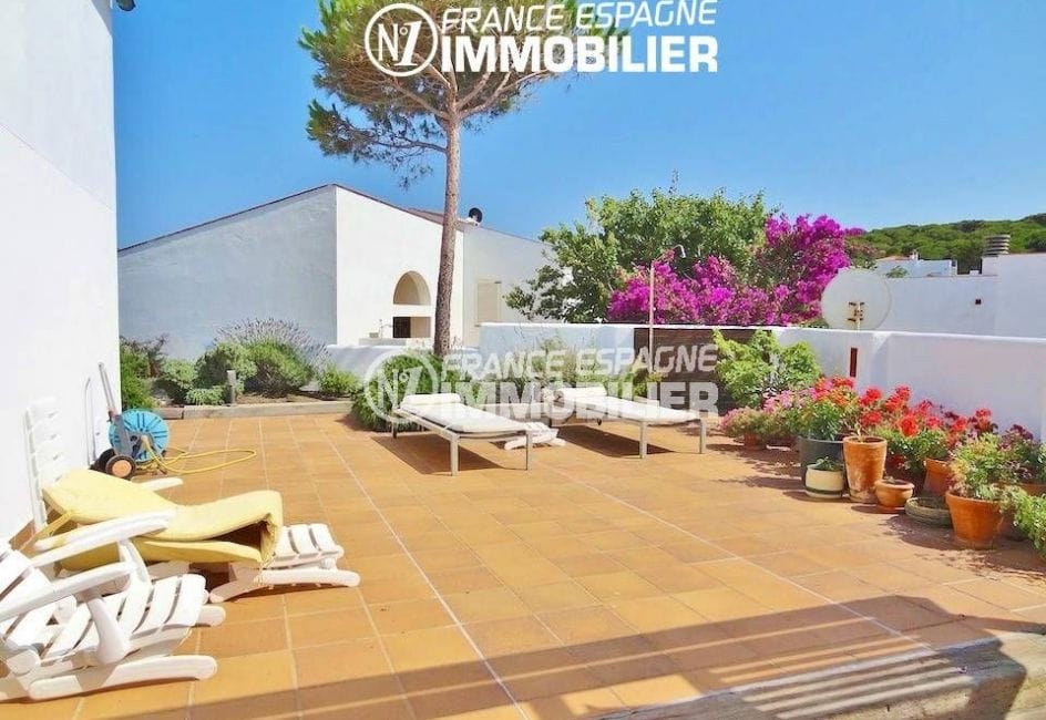 agence immobilière llanca: vend villa 350 m², vue mer, jardin 600 m², piscine