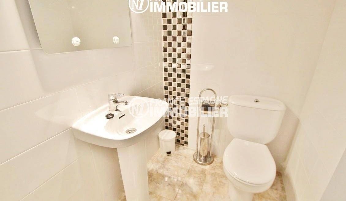immocenter roses: villa ref.2826, vue sur le wc indépendant avec lavabo