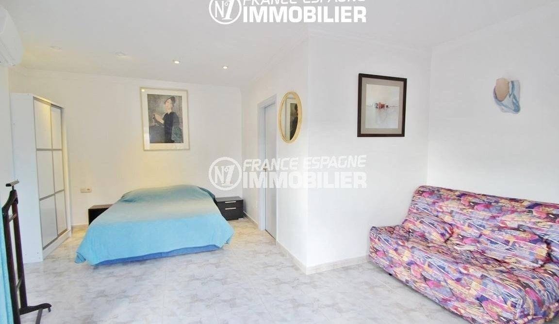immo costa brava: villa ref.2826, deuxième chambre avec lit double, canapé et dressing