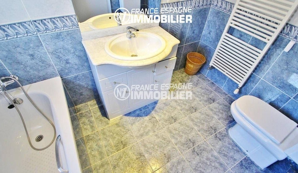 Comprar casa Costa Brava, ref.2826, bany amb banyera, lavabo i WC