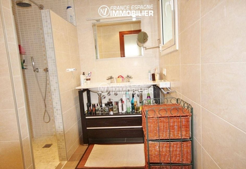 maison costa brava, ref.1031, première salle d'eau avec douche et meuble vasque