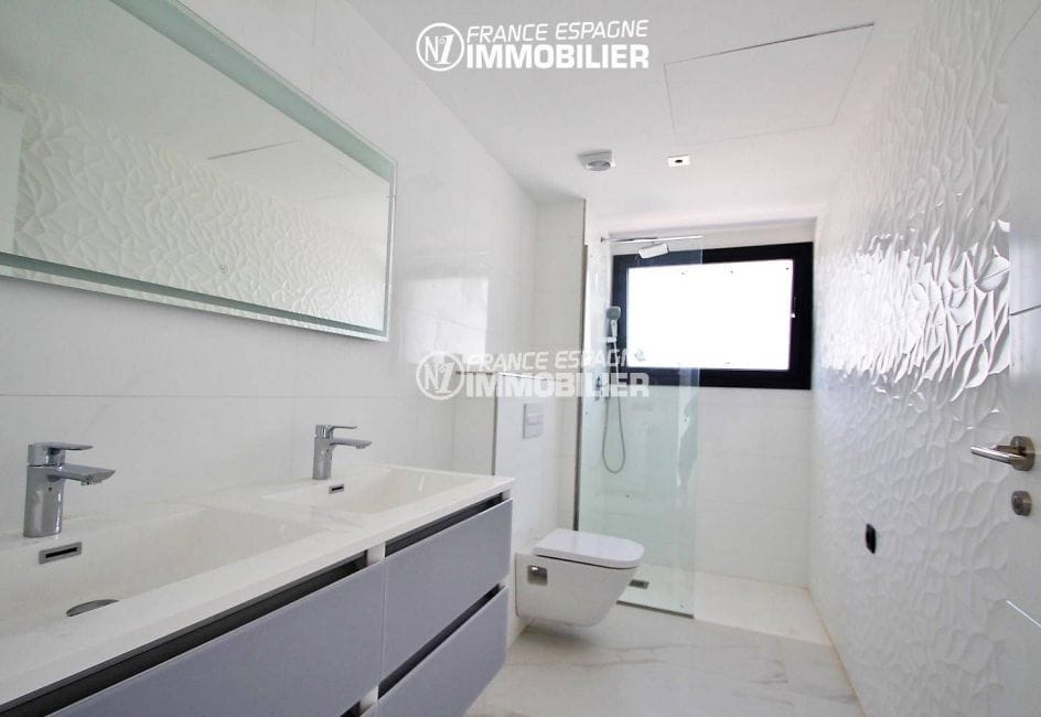 immobilier costa brava vue mer: villa ref.3268, salle d'eau: douche, meuble vasque, wc
