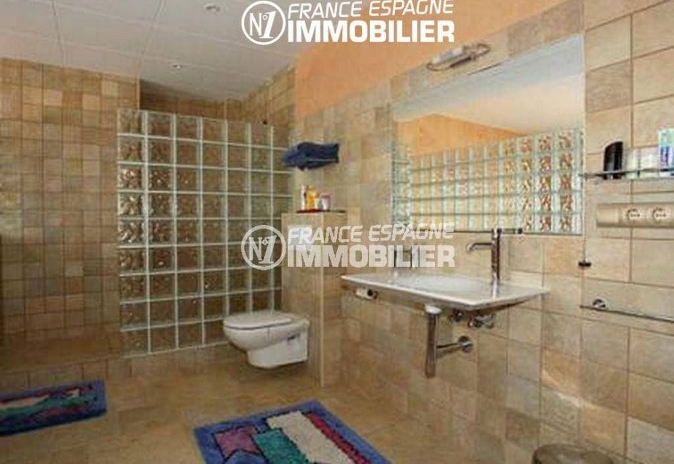 costa brava immobilier: villa ref.2058, salle d'eau avec douche, un lavabo et wc