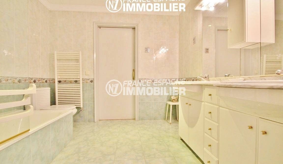 Casa en venda Costa Brava, ref.2826, bany: banyera, lavabo amb emmagatzematge, wc