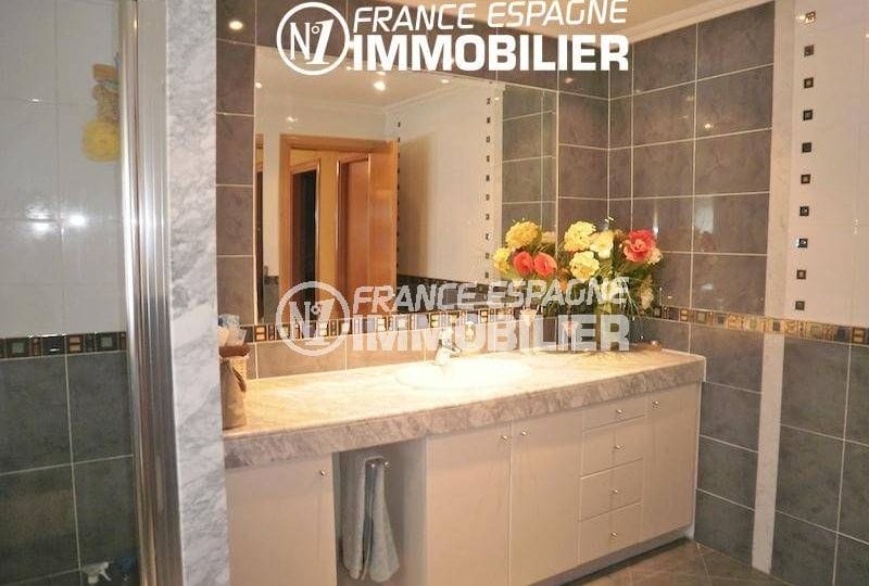 vente immobiliere espagne costa brava: villa ref.1042, salle d'eau avec un meuble vasque