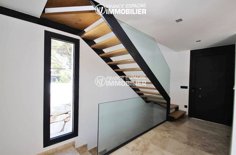 costa brava immobilier: villa ref.3269, vue sur l'escalier, la porte et le hall d'entrée