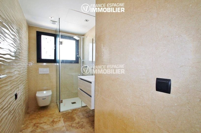 achat costa brava: villa ref.3268, salle d'eau avec douche, meuble vasque et wc