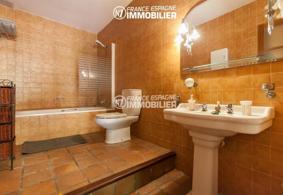 achat immobilier costa brava: villa ref.3306, salle de bain avec baignoire, lavabo et wc