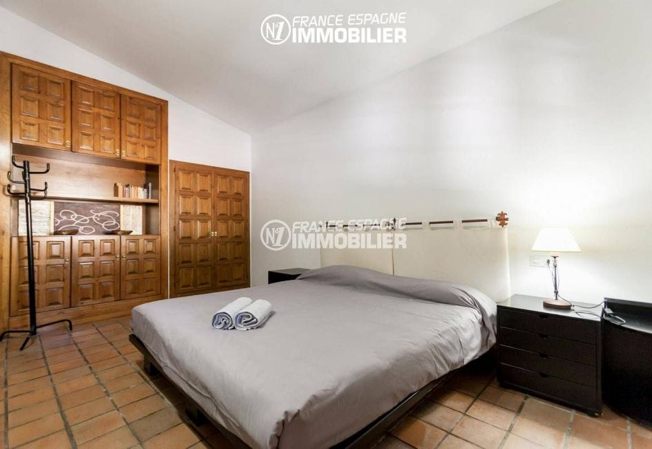 costabrava immo: villa ref.3306, deuxième chambre avec un lit double et des rangements