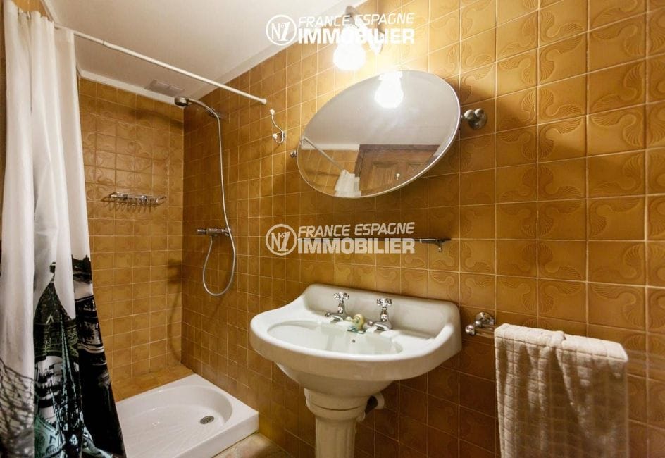 maison à vendre en espagne costa brava, ref.3306, salle d'eau avec douche et lavabo