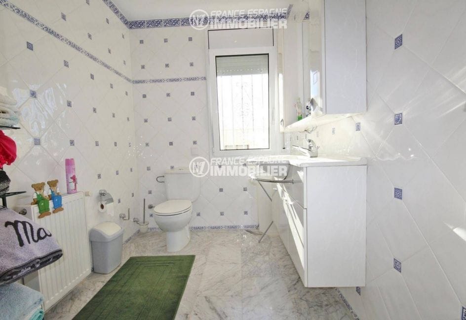 immocenter roses: villa ref.3326, troisième salle d'eau & toilettes