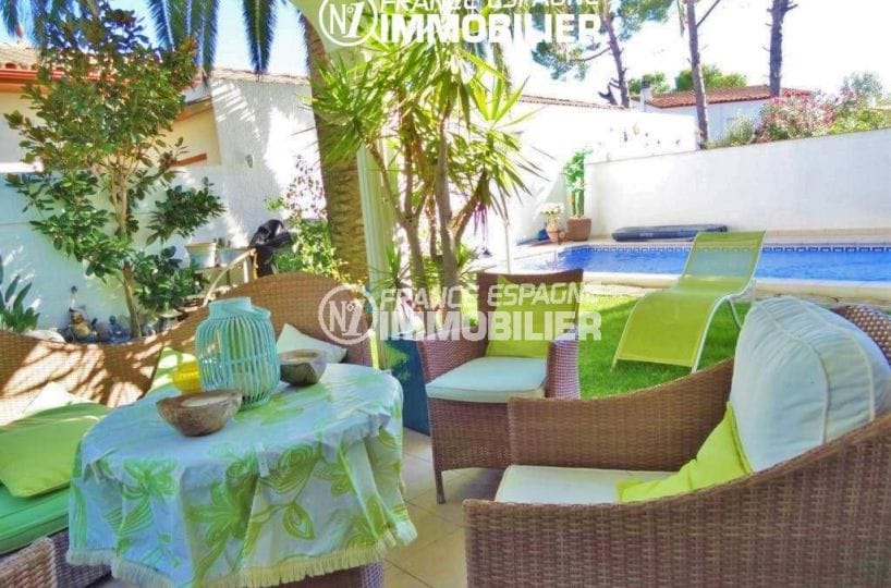 immobilier empuria brava: villa 200 m², terrasse d'été près de la piscine