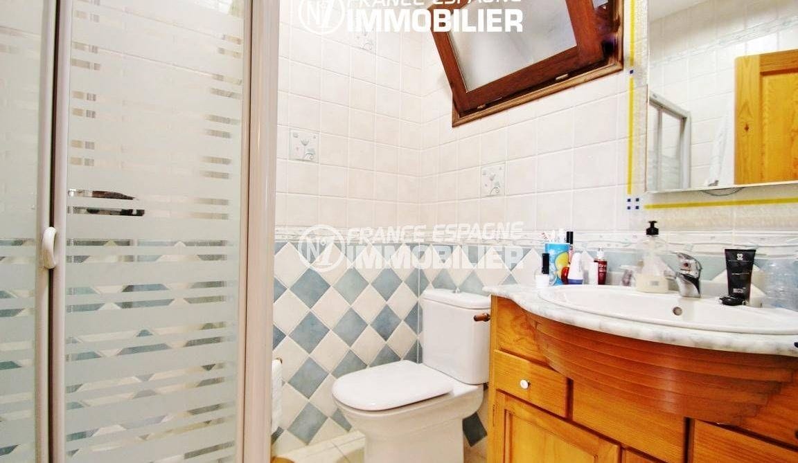 immo center rosas: villa ref.2772, salle d'eau avec cabine de douche, vasque et wc