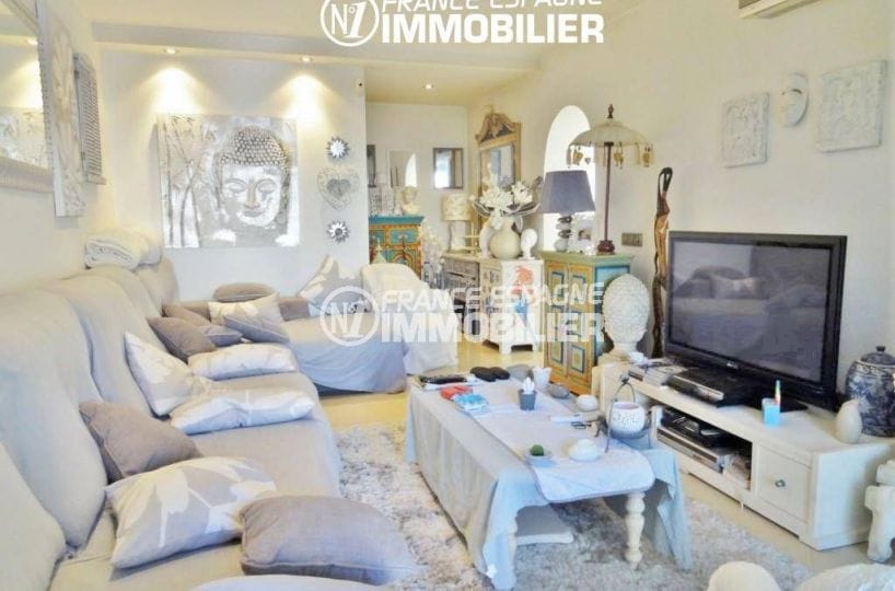 immo empuriabrava: villa 200 m², salon / séjour avec grand canapé et rangements