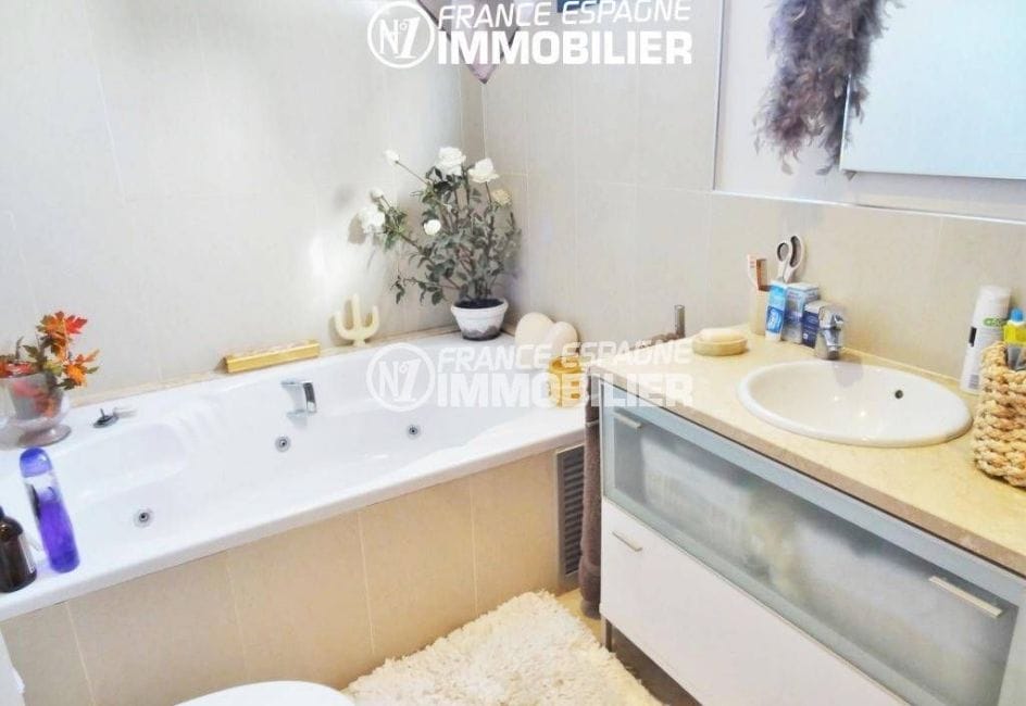 agence immobiliere empuriabrava espagne: villa 200 m², salle de bains de la suite parentale, baignoire à remous