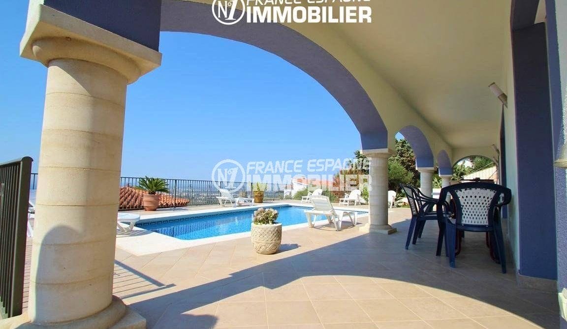 immo roses espagne: villa ref.2435, vue sur la piscine et la terrasse couverte