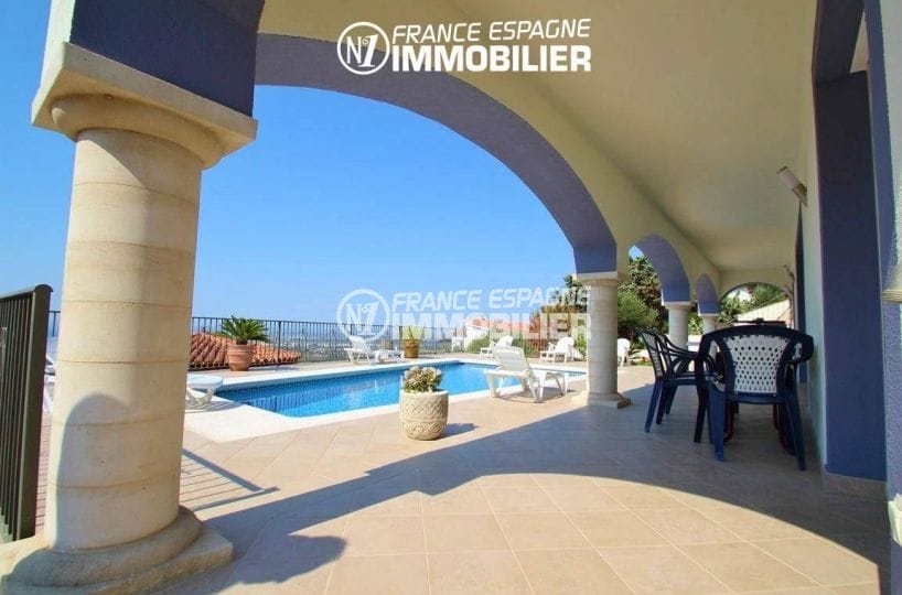 immo roses espagne: villa ref.2435, vue sur la piscine et la terrasse couverte