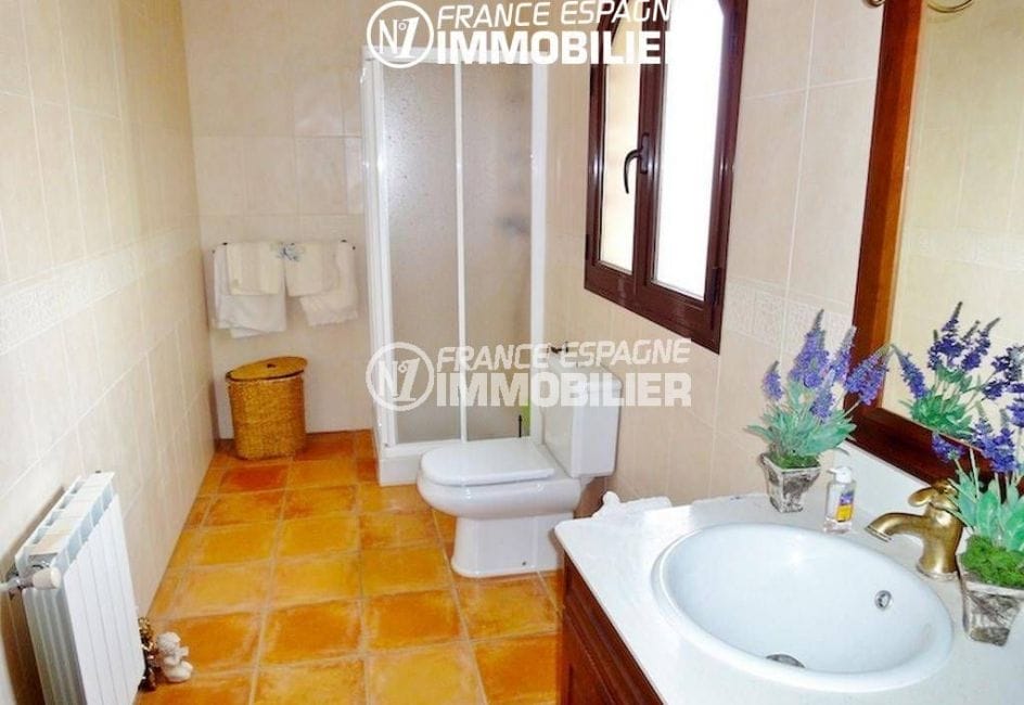 achat costa brava: villa ref.936, salle d'eau avec cabine de douche, vasque et wc
