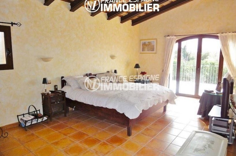 costa brava immobilier: villa ref.936, première chambre avec lit double accès terrasse