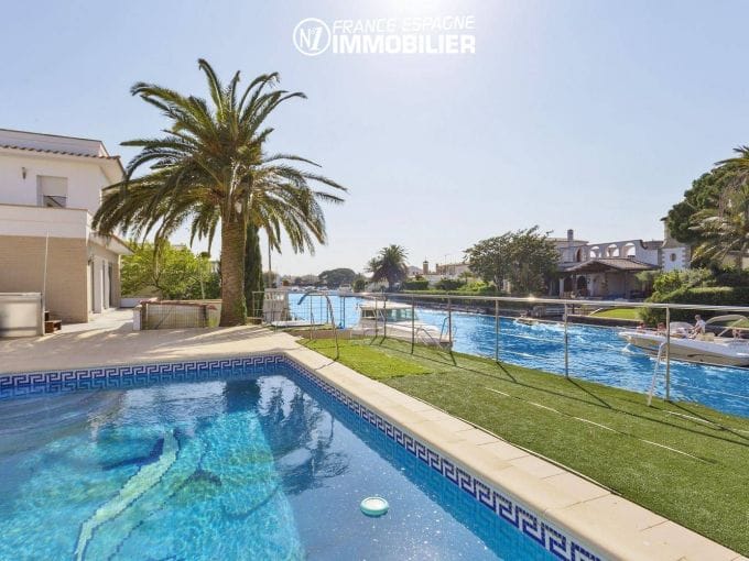 marina empuriabrava : villa for sale with 14 m mooring &amp; pool