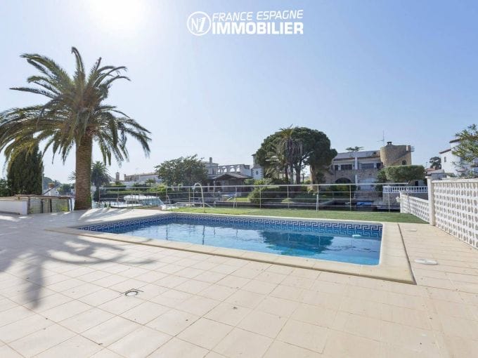 house for sale empuriabrava, with mooring - pool view